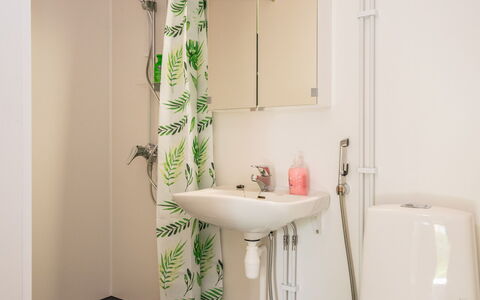 Heinävesi Homes D6: Armatur, Badezimmer, Interior Design, Toilette, Toilleten Sitz, Duschvorhang, Fussboden, Installation, Zimmer, Vorhang
