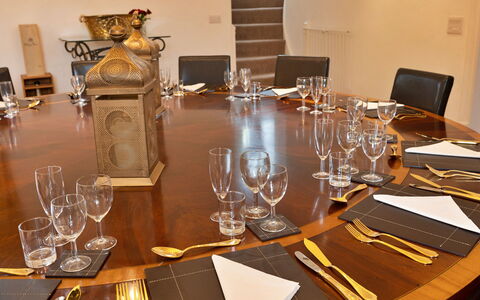 Alexander House: Möbel, Tabelle, Geschirr, Kelche, Interior Design, Stuhl, Drinkware, Küche & Esszimmer Tisch, Esszimmer, Tischdecke