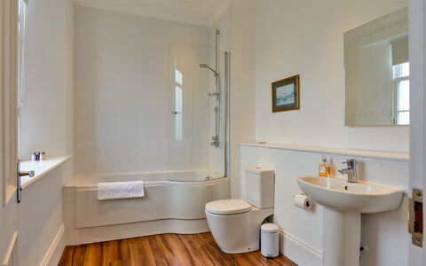 Alexander House: Flooring, Fussboden, Badezimmer, Armatur, Interior Design, Badewanne, Installation, Zapfhahn, Toilette, Zimmer