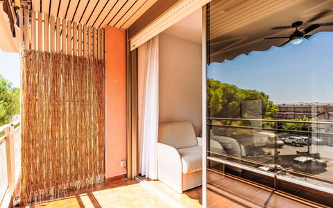 Il Nido: Holz, Interior Design, Balkon, Holzbeize, Schatten, Stuhl, Glas, Eco Hotel, Hartholz, Fensterabdeckung