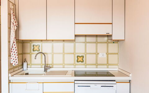 Il Nido: Küche, Interior Design, Holz, Flooring, Countertop, Küchengerät, Cabinetry, Fussboden, Major Appliance, Zimmer