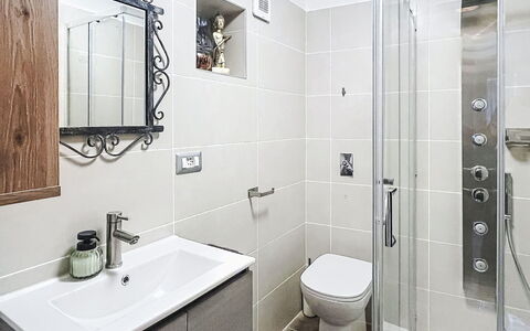 Bluhome: Badezimmer, Armatur, Interior Design, Toilette, Sinken, Flooring, Bad Sink, Zapfhahn, Badezimmerschrank, Fussboden
