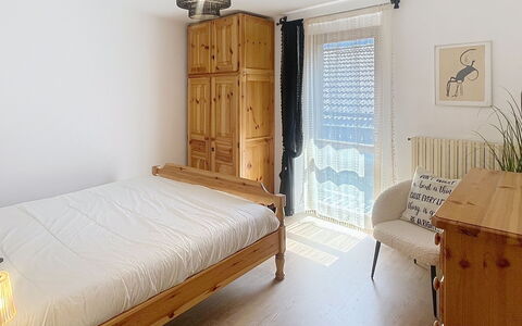 Bluhome: Möbel, Bett, Schlafzimmer, Interior Design, Holz, Fussboden, Flooring, Bedding, Bettdecke, Zimmer