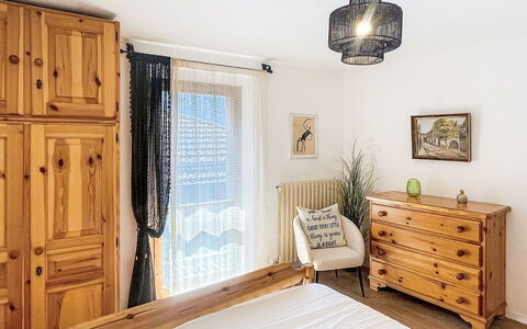Bluhome: Möbel, Bett, Interior Design, Schlafzimmer, Holz, Zimmer, Schublade, Bedding, Bettdecke, Cabinetry