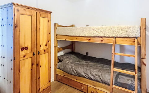 Bluhome: Möbel, Etagenbett, Holz, Bett, Schlafzimmer, Fussboden, Flooring, Interior Design, Zimmer, Bedding