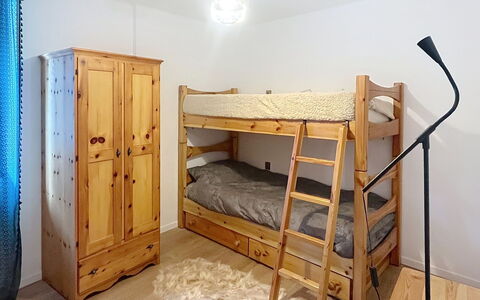 Bluhome: Möbel, Bett, Schlafzimmer, Flooring, Holz, Fussboden, Interior Design, Zimmer, Bedding, Bettdecke