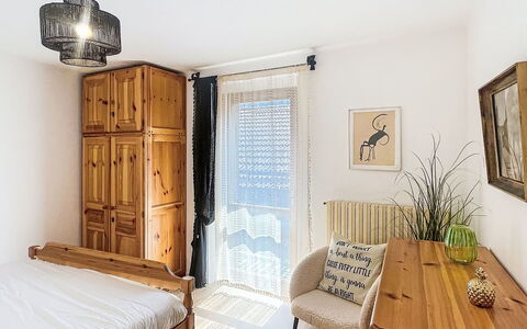 Bluhome: Möbel, Interior Design, Wand, Bett, Schlafzimmer, Holz, Flooring, Zimmer, Fussboden, Decke