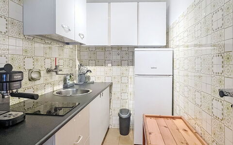 Bluhome: Flooring, Küche, Major Appliance, Küchengerät, Countertop, Fussboden, Interior Design, Armatur, Cabinetry, Sinken
