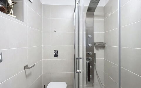Bluhome: Badezimmer, Armatur, Flooring, Interior Design, Duschkopf, Fussboden, Dusche, Installation, Toilette, Fliese