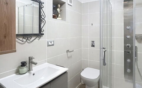 Bluhome: Badezimmer, Armatur, Bad Sink, Interior Design, Sinken, Flooring, Toilette, Zapfhahn, Spiegel, Fussboden
