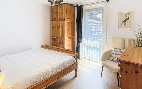 Bluhome: Möbel, Bett, Schlafzimmer, Interior Design, Holz, Flooring, Bedding, Fussboden, Bettdecke, Zimmer