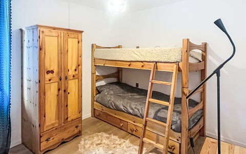 Bluhome: Möbel, Holz, Flooring, Fussboden, Bett, Interior Design, Schlafzimmer, Zimmer, Etagenbett, Holzboden