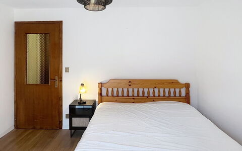 Bluhome: Bett, Möbel, Schlafzimmer, Bedding, Wand, Interior Design, Bettdecke, Fussboden, Holz, Flooring