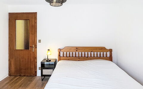 Bluhome: Bett, Schlafzimmer, Möbel, Wand, Bedding, Interior Design, Holz, Bettdecke, Fussboden, Flooring