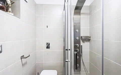 Bluhome: Badezimmer, Armatur, Flooring, Interior Design, Fussboden, Duschkopf, Dusche, Installation, Toilette, Fliese