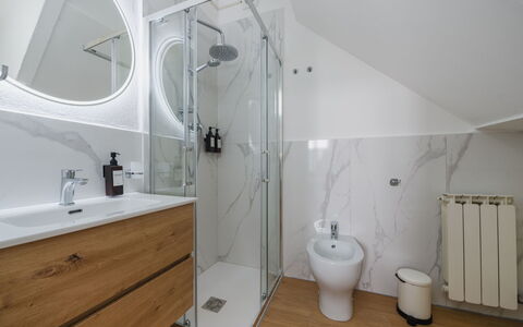 Casa Vacanze al Teatro: Flooring, Armatur, Fussboden, Interior Design, Badezimmer, Bad Sink, Holz, Sinken, Zapfhahn, Badezimmerschrank