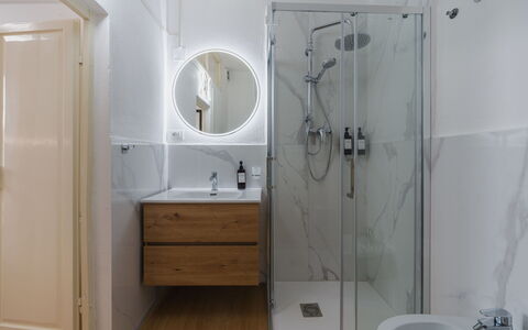Casa Vacanze al Teatro: Bad Sink, Flooring, Armatur, Fussboden, Badezimmer, Sinken, Interior Design, Zapfhahn, Badezimmerschrank, Spiegel