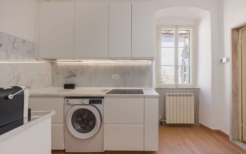 Casa Vacanze al Teatro: Flooring, Major Appliance, Fussboden, Interior Design, Waschmaschine, Küchengerät, Küche, Countertop, Haushaltsgerät, Decke