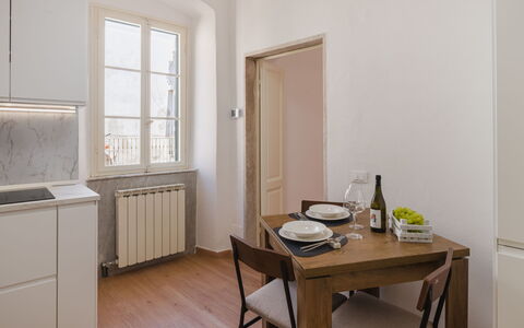 Casa Vacanze al Teatro: Möbel, Flooring, Interior Design, Holz, Fussboden, Küche & Esszimmer Tisch, Küche, Decke, Tabelle, Holzboden