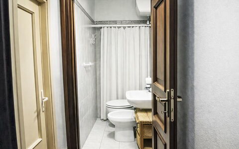 Il Mulinetto: Toilleten Sitz, Fussboden, Toilette, Flooring, Interior Design, Tür, Armatur, Badezimmer, Installation, Fliese