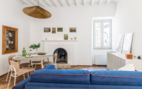 Suite Sinfonia Blu: Möbel, Interior Design, Flooring, Wand, Holz, Fussboden, Tabelle, Zimmer, Zuhause, Stuhl