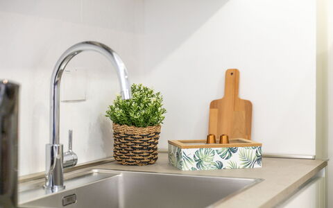 Suite Sinfonia Blu: Armatur, Küche, Spüle, Countertop, Sinken, Zapfhahn, Blumentopf, Geschirr, Installation, Interior Design