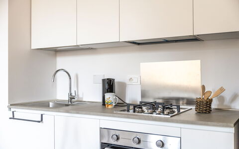 Suite Sinfonia Oro: Küchengerät, Küche, Countertop, Major Appliance, Haushaltsgerät, Interior Design, Cabinetry, Herd, Herd, Möbel
