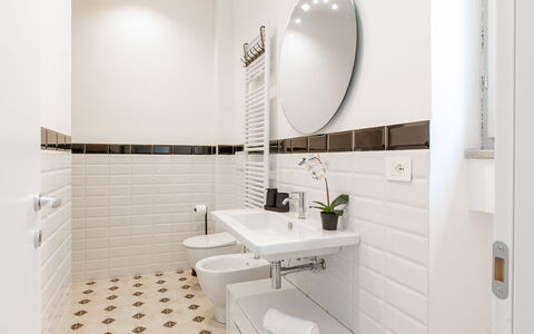 Suite Sinfonia Oro: Flooring, Interior Design, Fussboden, Armatur, Badezimmer, Fliese, Installation, Zapfhahn, Sinken, Toilette