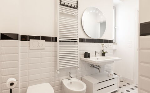 Suite Sinfonia Oro: Flooring, Interior Design, Fussboden, Armatur, Toilette, Badezimmer, Sinken, Toilleten Sitz, Bad Sink, Zapfhahn