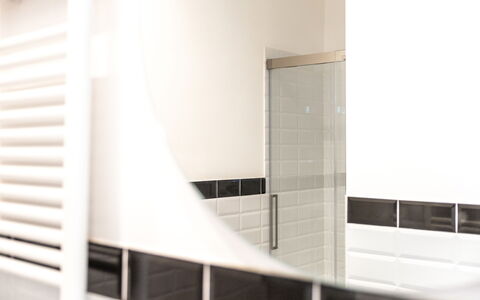Suite Sinfonia Oro: Verbundwerkstoff, Fliese, Installation, Stahl, Armatur, Aluminium, Badezimmer