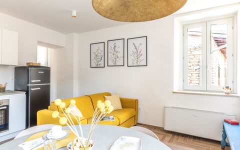 Suite Sinfonia Oro: Möbel, Interior Design, Fussboden, Flooring, Wand, Zimmer, Holz, Decke, Gelb, Couch