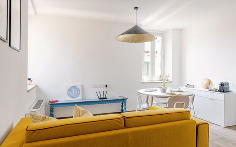 Suite Sinfonia Oro: Möbel, Interior Design, Fussboden, Flooring, Couch, Wand, Zimmer, Wohnzimmer, Holz, Tabelle