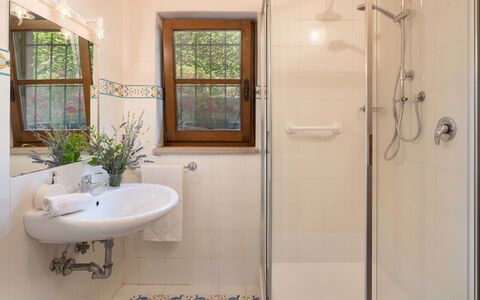 Villa Sorripa 6: Badezimmer, Armatur, Interior Design, Bad Sink, Flooring, Fussboden, Toilette, Installation, Zapfhahn, Dusche