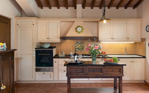 Villa Sorripa 6: Möbel, Küche, Interior Design, Cabinetry, Holz, Flooring, Countertop, Light Fixture, Schrank, Küchengerät