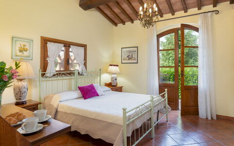 Villa Sorripa 6: Möbel, Interior Design, Bett, Schlafzimmer, Flooring, Decke, Zuhause, Beleuchtung, Fussboden, Zimmer