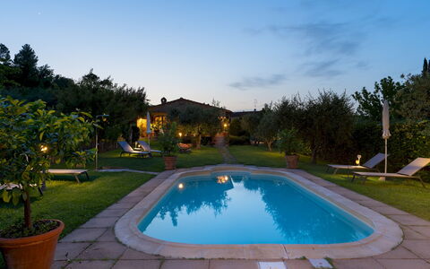 Villa Sorripa 6: Schwimmbad, Resort, Thermae, Gartenmöbel, Eco Hotel, Hinterhof, Hazienda, Garten, Estate, Water Feature