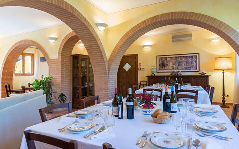 Poderina dei Poggi 12: Möbel, Interior Design, Tabelle, Decke, Stuhl, Geschirr, Esszimmer, Küche & Esszimmer Tisch, Restaurant, Zimmer