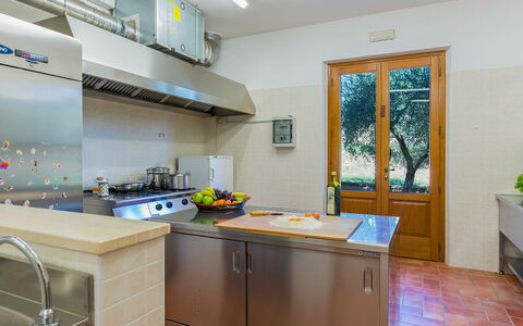 Poderina dei Poggi 12: Küche, Countertop, Küchengerät, Major Appliance, Flooring, Interior Design, Spüle, Zuhause, Cabinetry, Haushaltsgerät
