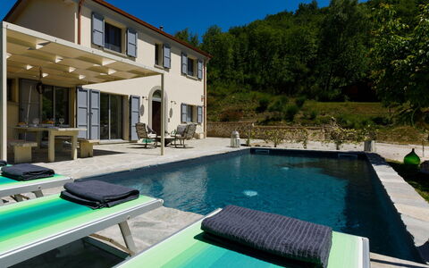 Villa Mia 6: Schwimmbad, Gartenmöbel, Freizeit, Möbel, Erholung, Resort, Stuhl, Regenschirm, Eco Hotel, Estate
