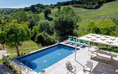 Villa Mia 6: Schwimmbad, Gartenmöbel, Freizeit, Garten, Regenschirm, Schatten, Resort, Landscaping, Eco Hotel, Sonnenliege