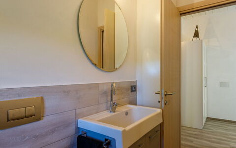 Villa Mia 6: Flooring, Fussboden, Wand, Interior Design, Bad Sink, Holz, Armatur, Sinken, Badezimmer, Spiegel