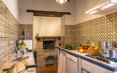 Casa Torrione 14: Gelb, Interior Design, Flooring, Fliese, Küche, Fussboden, Zimmer, Decke, Herd, Countertop