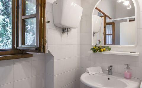 Casa Torrione 14: Interior Design, Bad Sink, Holz, Badezimmer, Armatur, Flooring, Sinken, Fussboden, Zimmer, Zapfhahn