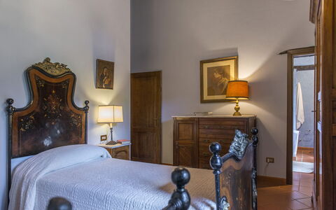 Casa Torrione 14: Möbel, Schlafzimmer, Flooring, Bett, Interior Design, Schublade, Bettrahmen, Bettdecke, Nachttisch, Fussboden