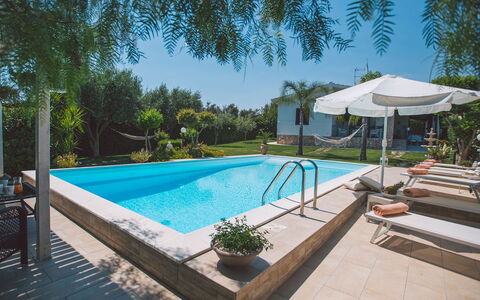 Villa Ferradina 4+2: Schwimmbad, Resort, Gartenmöbel, Freizeit, Eco Hotel, Regenschirm, Verbundwerkstoff, Schatten, Sonnenliege, Blumentopf