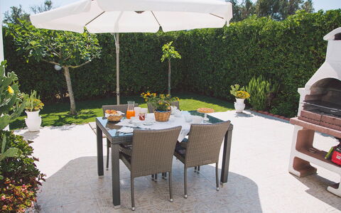 Villa Ferradina 4+2: Möbel, Gartenmöbel, Garten, Stuhl, Tisch Im Freien, Regenschirm, Schatten, Blumentopf, Terrasse, Hinterhof