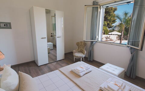 Villa Ferradina 4+2: Möbel, Interior Design, Schlafzimmer, Bett, Zuhause, Linens, Fussboden, Wohnung, Stuhl, Zimmer