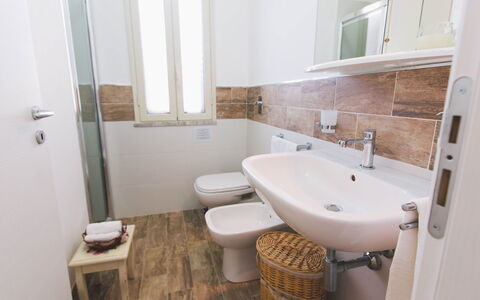 Villa Ferradina 4+2: Flooring, Armatur, Fussboden, Toilleten Sitz, Badezimmer, Toilette, Sinken, Interior Design, Installation, Zapfhahn