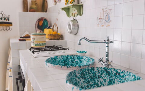 Villa Ferradina 4+2: Küche, Zapfhahn, Countertop, Installation, Armatur, Porzellan, Keramik, Fliese, Farbe, Servierware