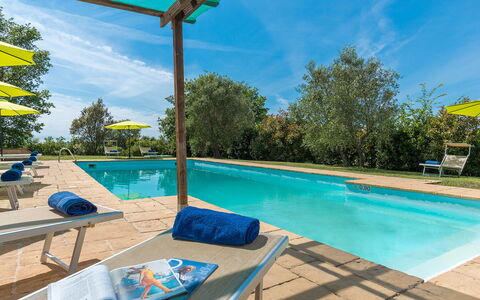 Podere Calcheto 14: Blau, Schwimmbad, Resort, Gartenmöbel, Sonnenliege, Garten, Eco Hotel, Estate, Landscaping, Schatten